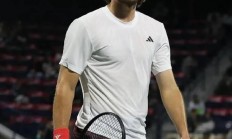 开云足球直播-美国网球队血洗意大利网球队，西西帕斯统治全场