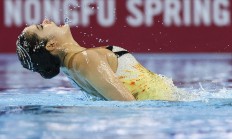 开云体育官方网站-跳水比赛选手高难度动作，惊艳亮相