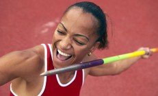 开云足球直播-F1新赛季揭幕战之夜，当引擎轰鸣遇见绿茵传奇，萨拉赫意外成为全场焦点