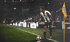 开云下载-霍勒迪攻防一体导演绿军大胜，一手掌控比赛走势终结篮网反扑