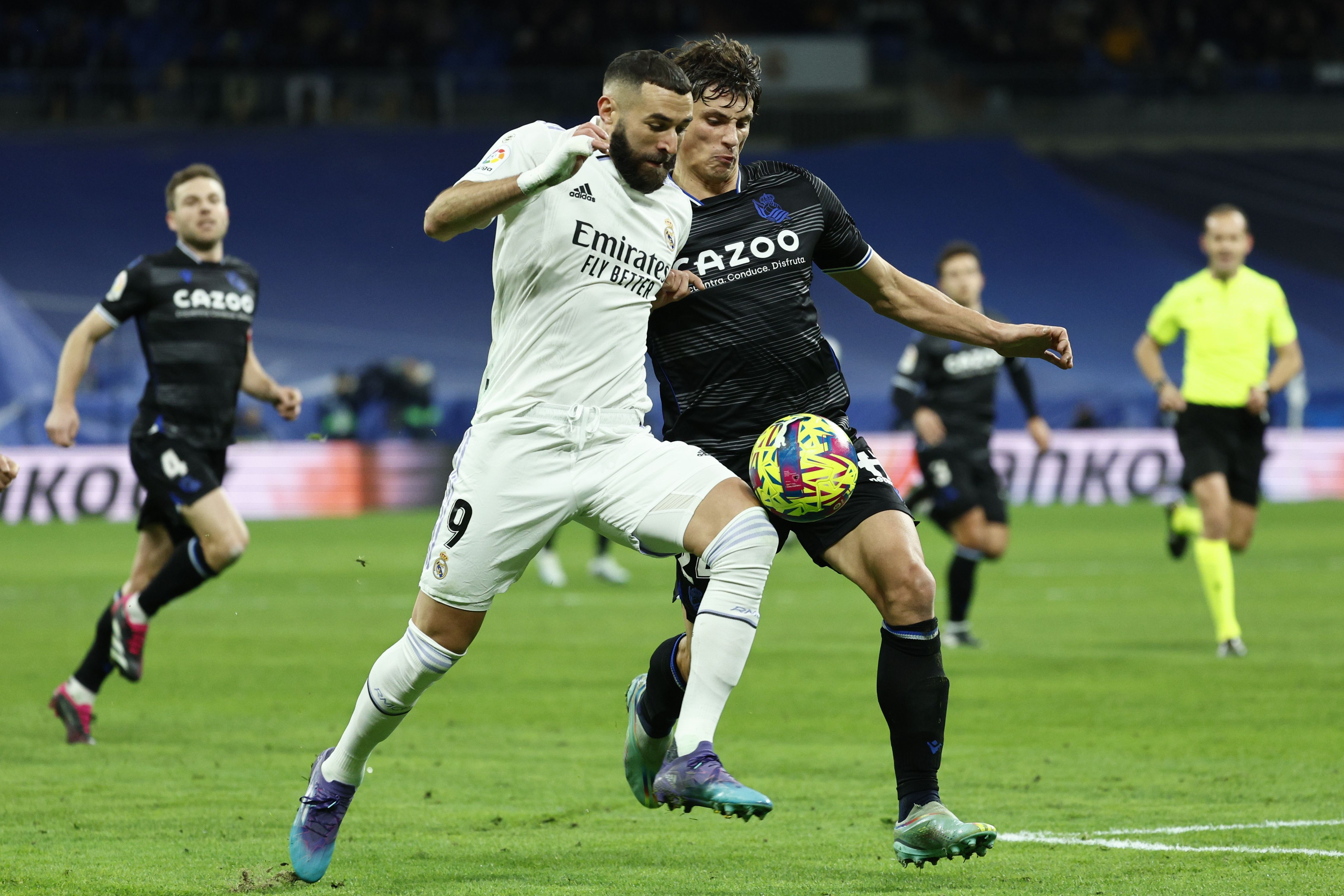 本泽马梅开二度：皇马逆袭击败皇家社会的简单介绍