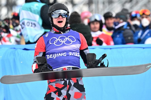 奥地利滑雪选手攀登高峰，夺得冠军