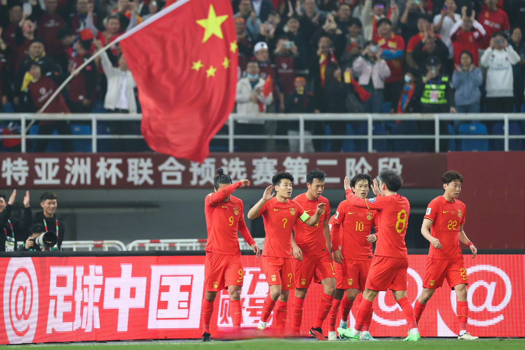 精彩比赛，中国队在国际赛场取得胜利