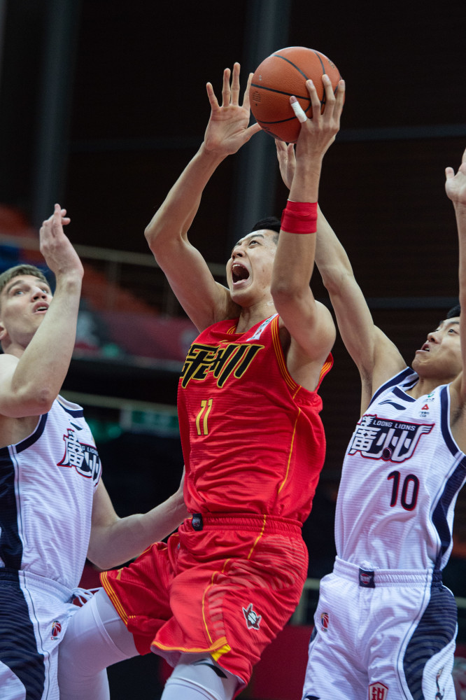 广州队力克猛龙，布克高光表现