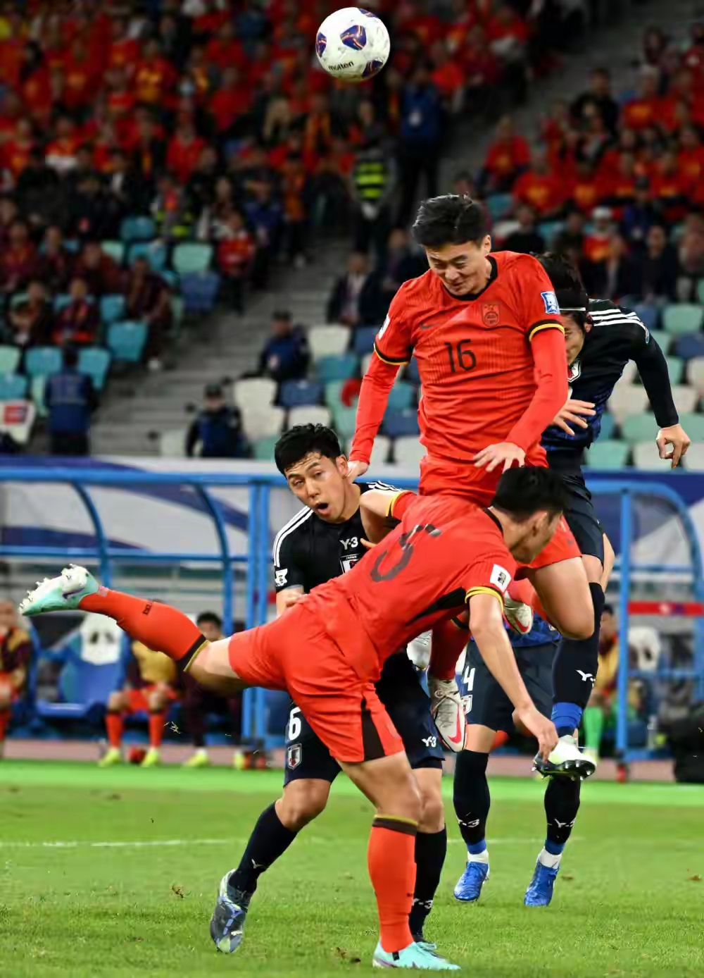 国内足球联赛中爆发多场精彩比赛