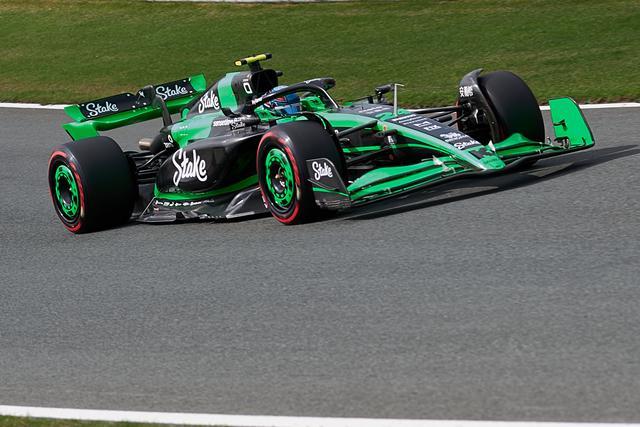 包含梅赛德斯鏖战索伯车队，阿隆索状态火热的词条