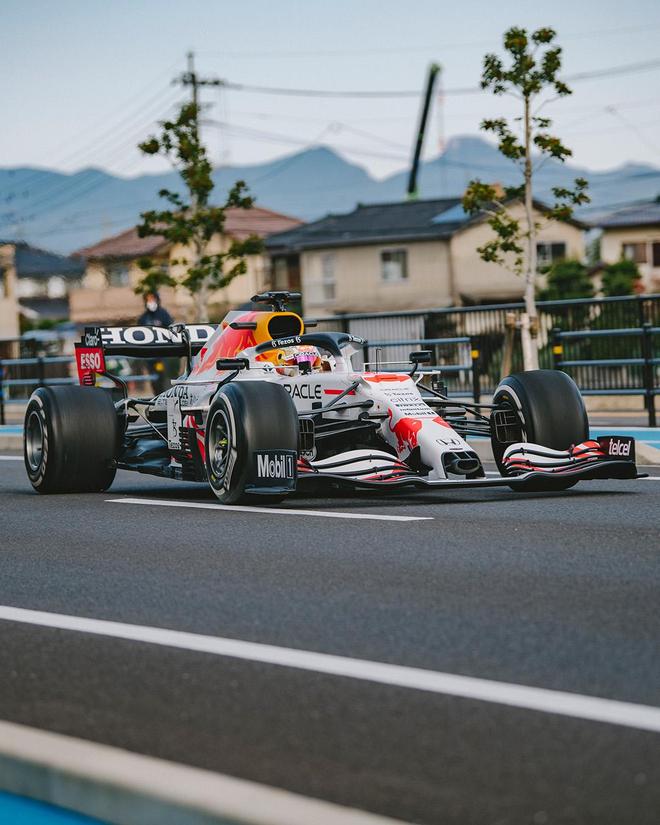 红牛车队碾压红牛二队，佩雷兹惊艳四座的简单介绍