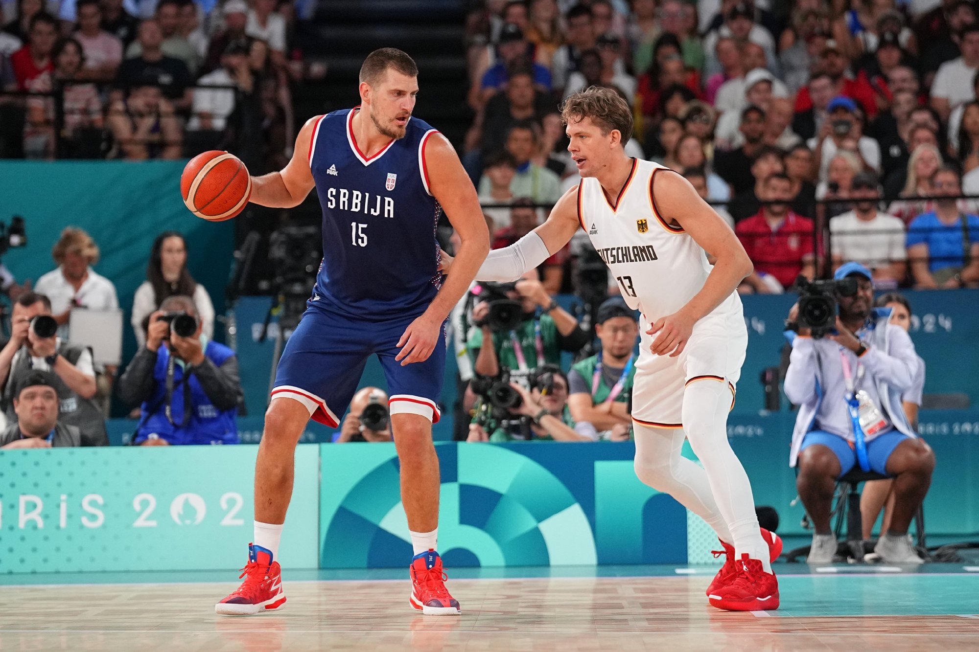 包含掘金鏖战塞尔维亚男篮，乔治·希尔打破历史纪录的词条