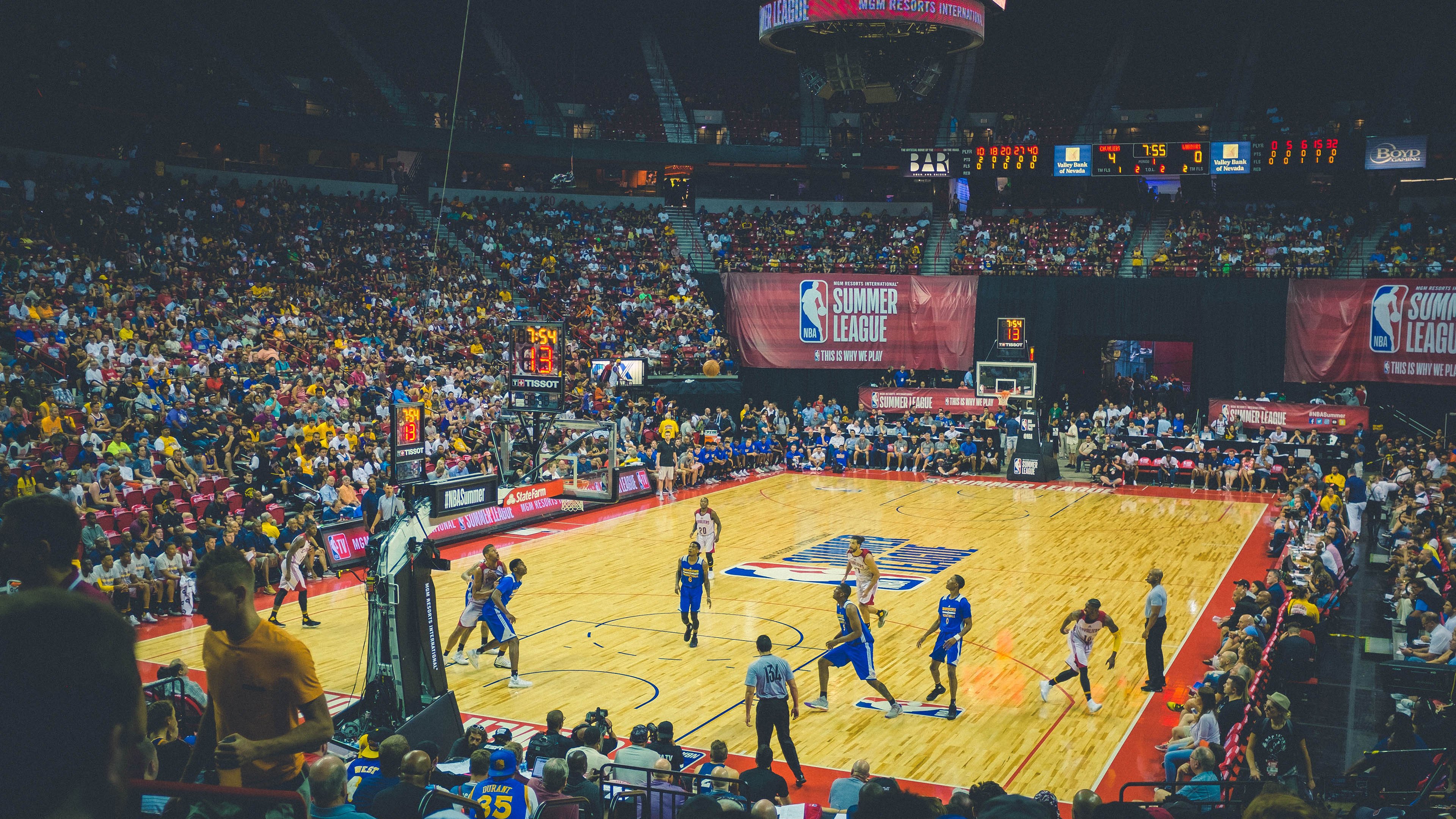 拉文狂轰40分统治攻防，76人团队篮球完胜太阳三巨头